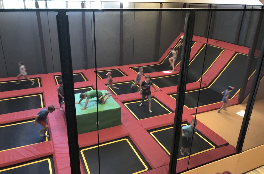 Trampolin springen in der Indoor-Halle, © Wildfreizeitpark Oberreith