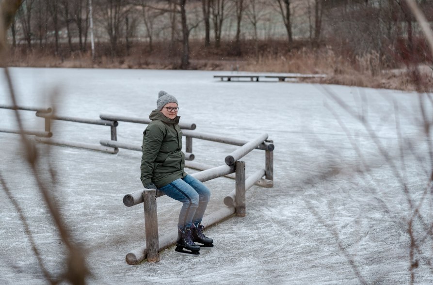 Frau mit Schlittschufen auf dem gefrorenen Marklter Badesee, &copy; Inn-Salzach Tourismus