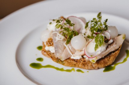 Forelle angerichtet auf Vinschgerl, &copy; Br&auml;ust&uuml;berl Au a. Inn