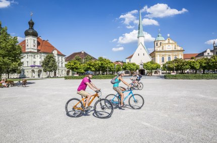 Radfahrer am Kapellplatz im Wallfahrtsort Altötting, © Inn-Salzach Tourismus