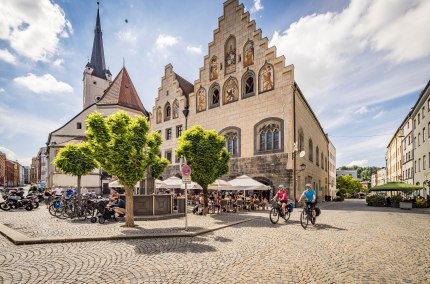 Marienplatz mit Rathaus, Wasserburg a.Inn, &copy; Chiemsee Alpenland Tourismus/Innradweg