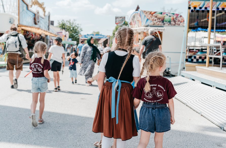 M&auml;dchen schlender druch das Volksfestgel&auml;nde, &copy; Inn-Salzach Tourismus
