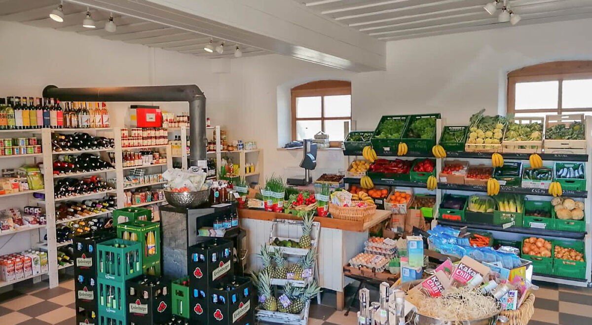 Hofladen mit Regalen und Produkten, © Schacherbauerhof