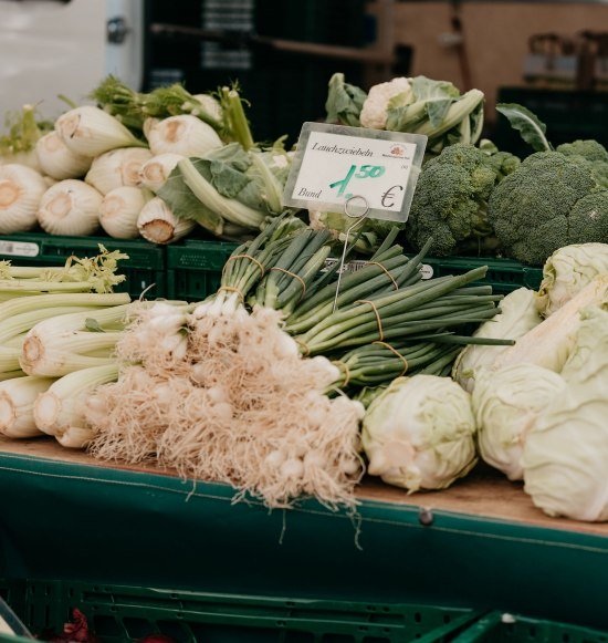 Gem&uuml;se wird auf dem Markt pr&auml;sentiert, &copy; Inn-Salzach Tourismus