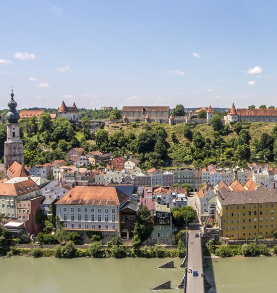 Burghausen von Ach aus, Panorama, Burg Burghausen, &copy; Tourismusverband Inn-Salzach