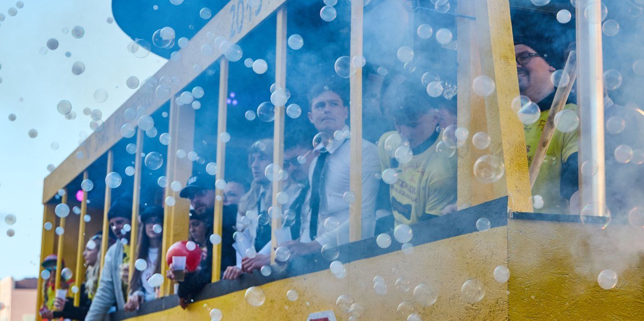 Gelber Faschingswagen, Rauch und Seifenblasen, &copy; Inn-Salzach Tourismus