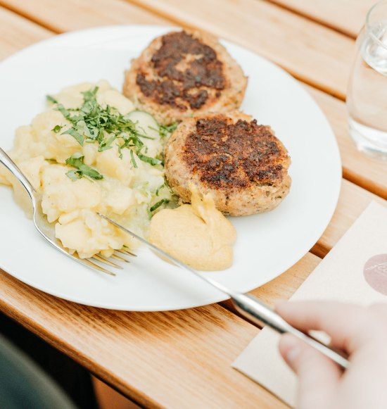 Fleischpflanzerl  mit Kartoffel-Gurken-Salat, &copy; Inn-Salzach Tourismus
