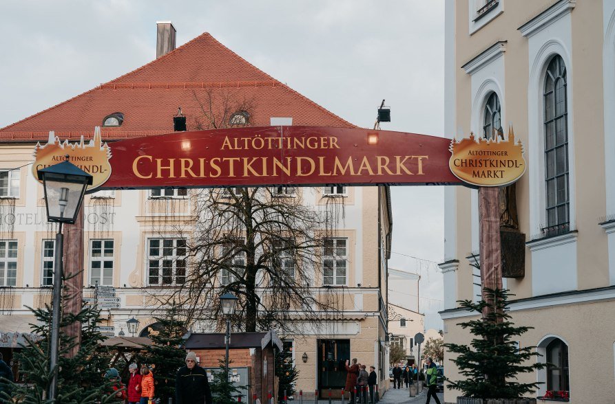 Eingang zum Christkindlmarkt Altötting, © Inn-Salzach Tourismus