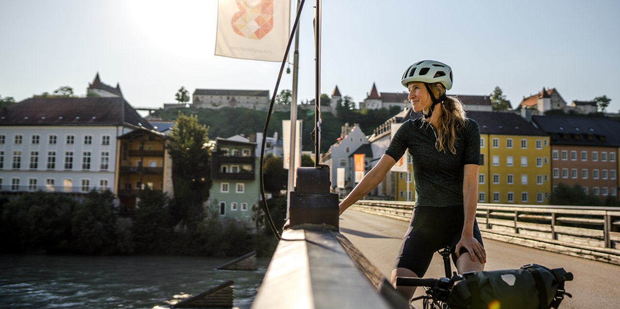 Radlerin auf der Salzachbrücke Burghausen, © Inn-Salzach Tourismus 