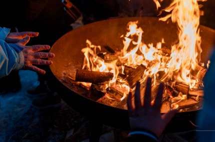 Hande an der Feuerstelle, &copy; Inn-Salzach Tourismus