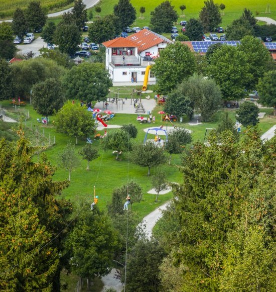 Wildfreizeitpark Oberreith mit Flying Fox, Waldseilgarten und Tierpark mit heimischen Vögeln, Wild- und Streicheltieren, © Landratsamt Mühldorf a. Inn