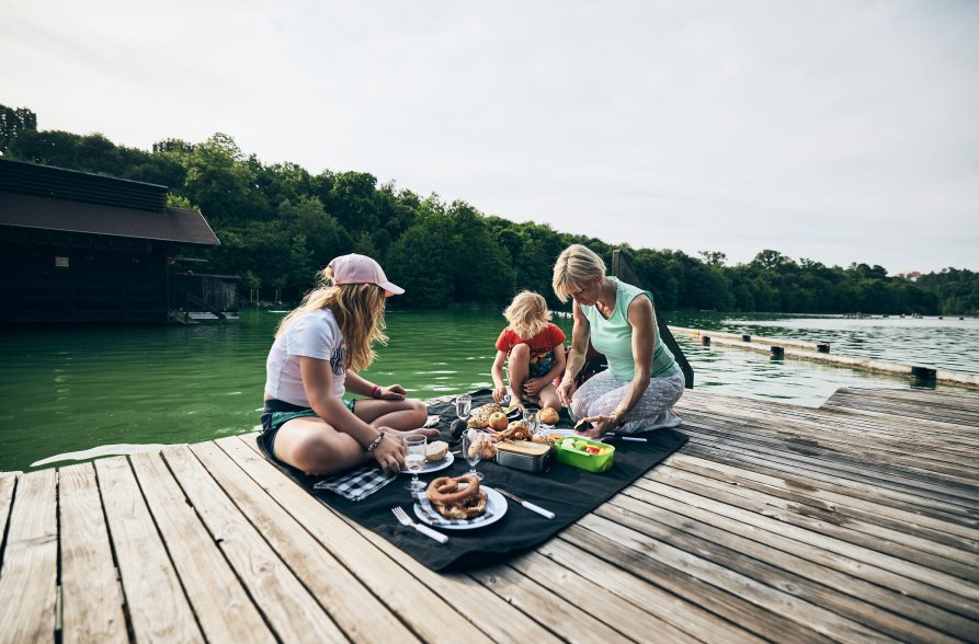 Picknick am W&ouml;hrsee Burghausen mit der Familie, &copy; oberbayern.de, Tobias K&ouml;hler