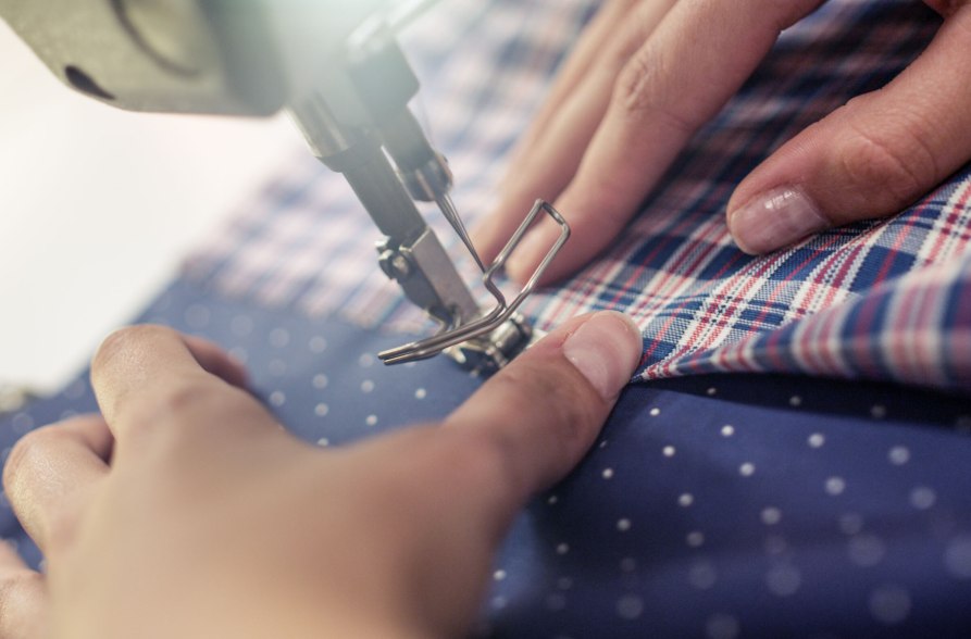 Dirndl wird gen&auml;ht mit der N&auml;hmaschine, &copy; Inn-Salzach Tourismus