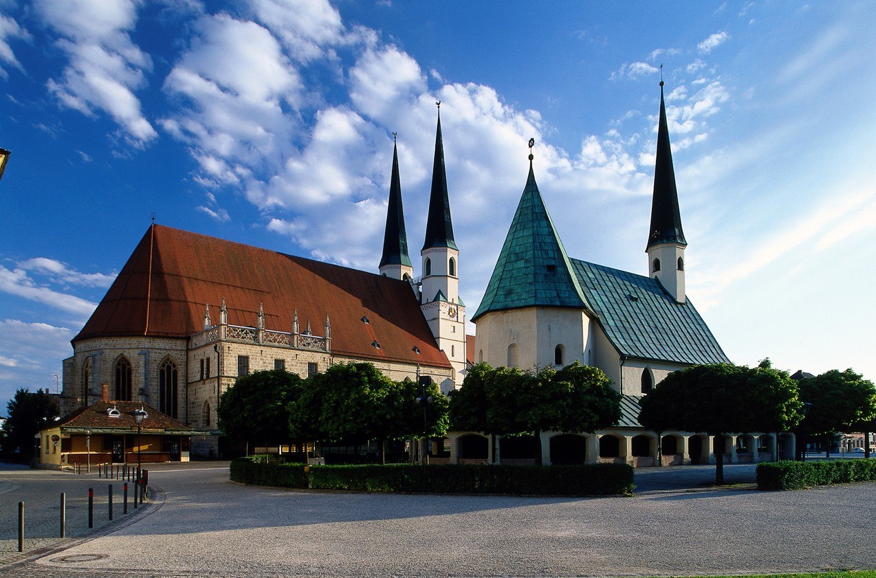 Stiftspfarrkirche St. Philippus und Jakobus hinter der Gnadenkapelle auf dem Altöttinger Kapellplatz, © Tourismusverband Inn-Salzach