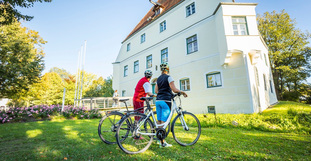Radfahrer vor dem Schloss Adlstein, &copy; Inn-Salzach Tourismus