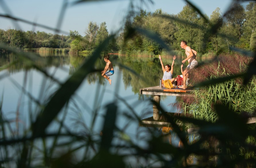 Familie verbringt einen Nachmittag am Peracher Badesee, &copy; Inn-Salzach Tourismus