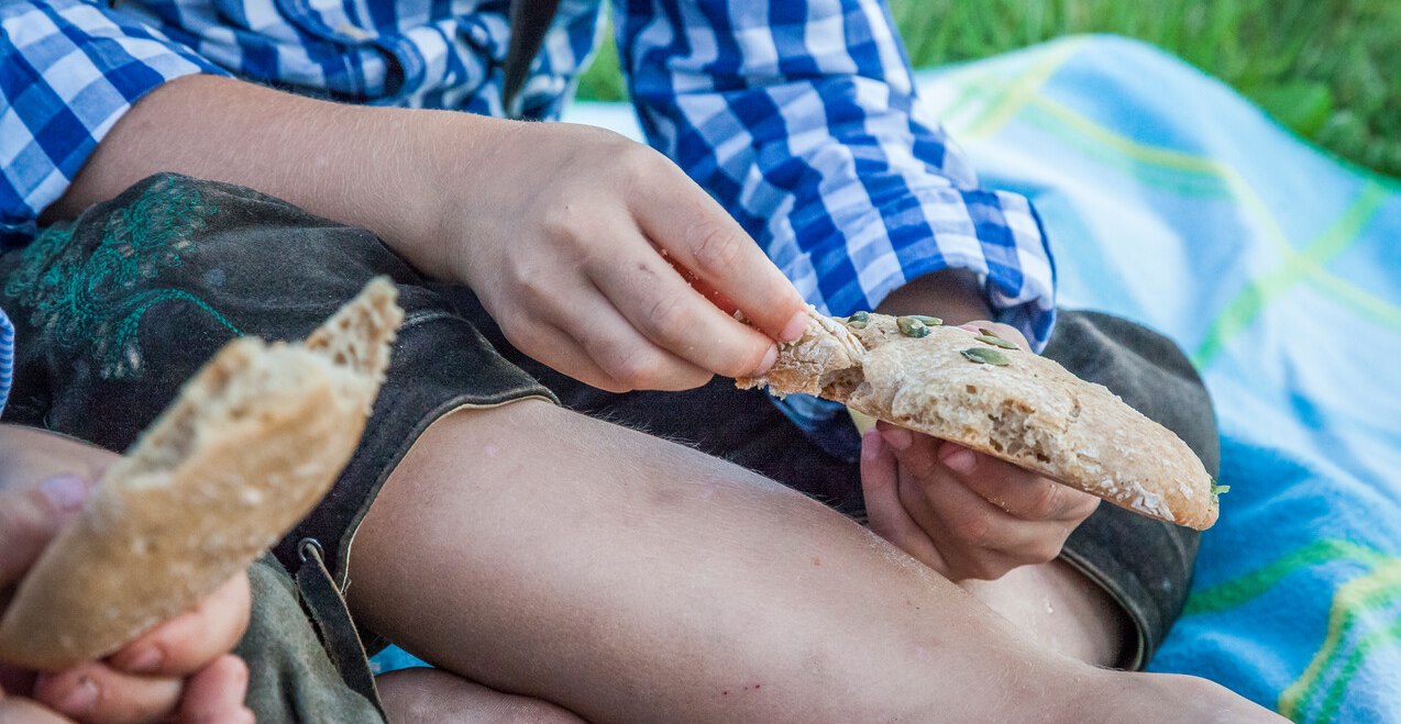 Kinder essen frisches Brot, © Inn-Salzach Tourismus
