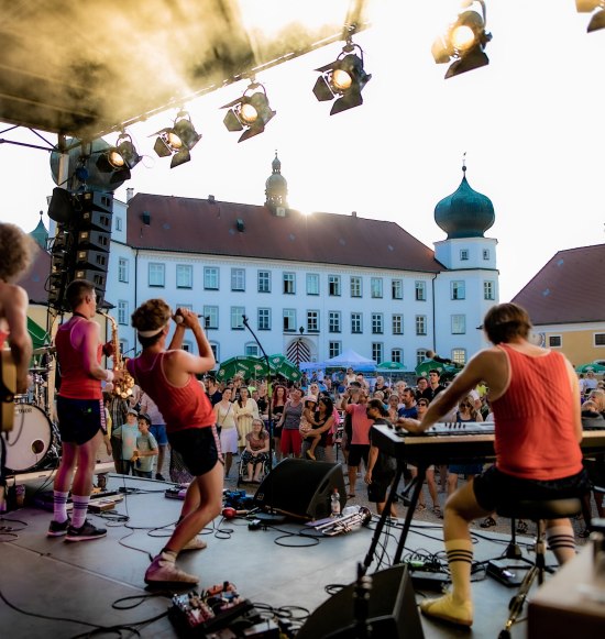 Pam Pam Ida tritt vor Publikum im Schloss T&uuml;&szlig;ling auf, &copy; Inn-Salzach Tourismus