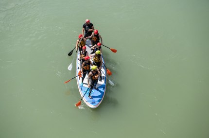 8 Personen paddeln auf einem BIG-SUP, &copy; Inn-Salzach Tourismus