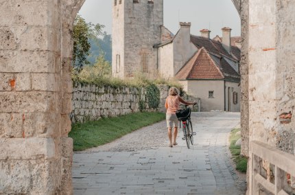 Radfahrerin auf der Burg Burghausen, © Inn-Salzach Tourismus