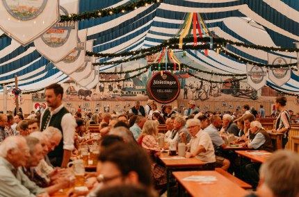 Besucher im Festzelt der Hofdult Alt&ouml;tting, &copy; Inn-Salzach Tourismus