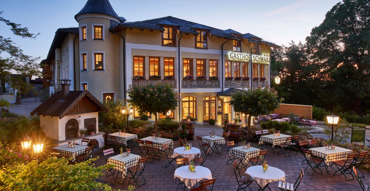 Gasthof-Schwarz_Geb&auml;ude_Perspektive-1