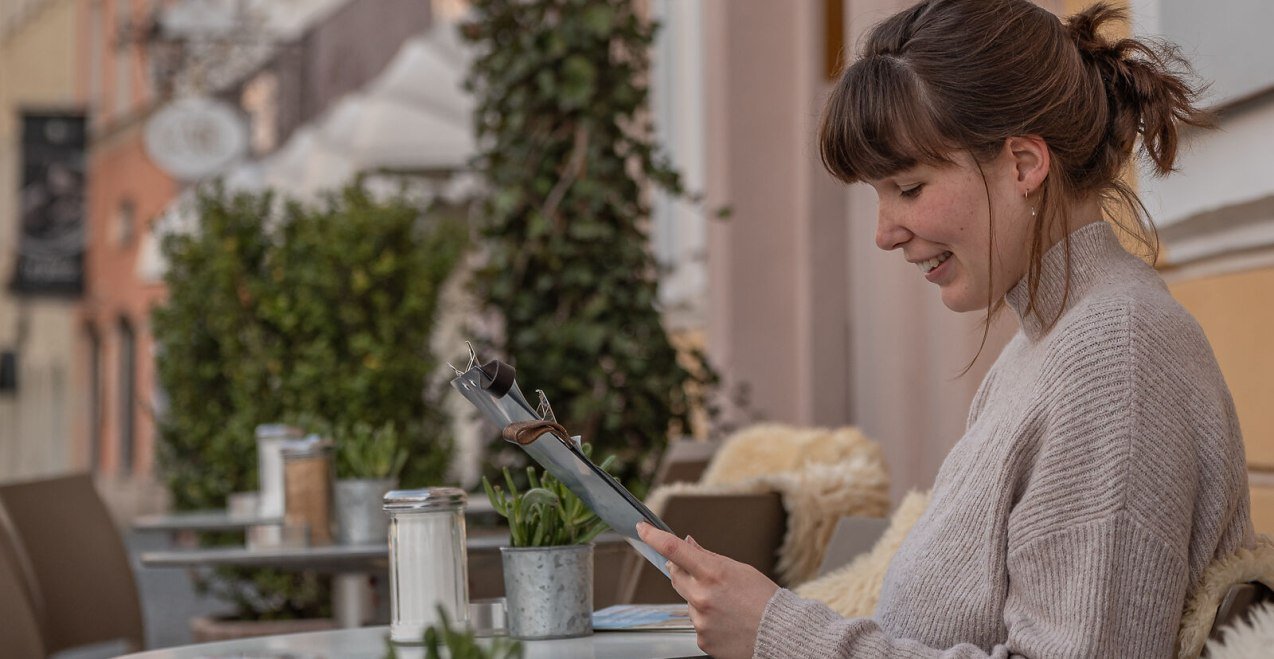 Broschüren lesen auf dem Stadtplatz Burghausen, © Inn-Salzach Tourismus