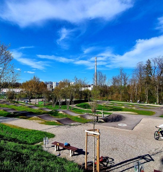 Radfahrer auf dem Pumptrack Burgkirchen a. d. Alz, &copy; Gemeinde Burgkirchen a. d. Alz