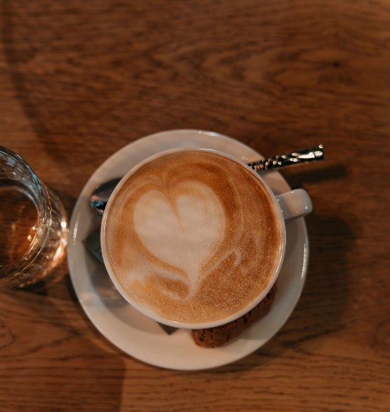 Cappuccino und ein Glas Wasser dazu, &copy; Inn-Salzach Tourismus
