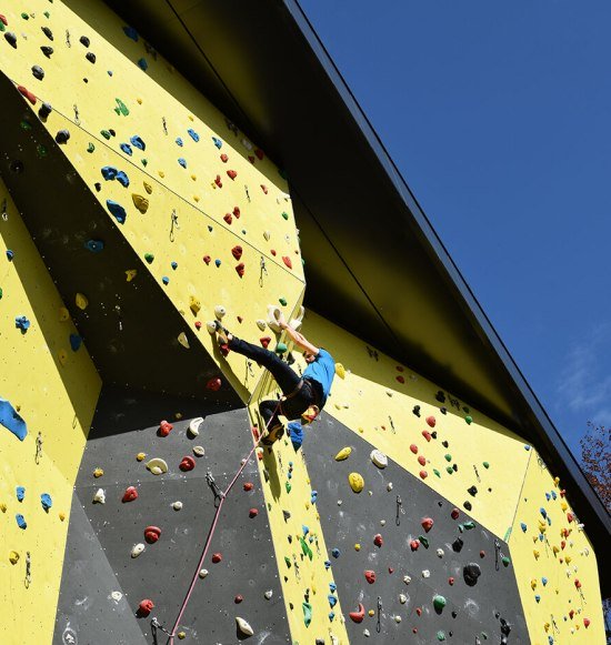 Kletterer auf der Au&szlig;enwand des DAV Kletterzentrums Waldkraiburg, &copy; DAV Kletterzentrum Waldkraiburg