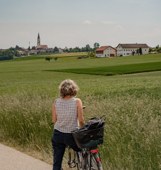 Inn-Salzach Landschaft mit Radfahrerin, © Inn-Salzach Tourismus