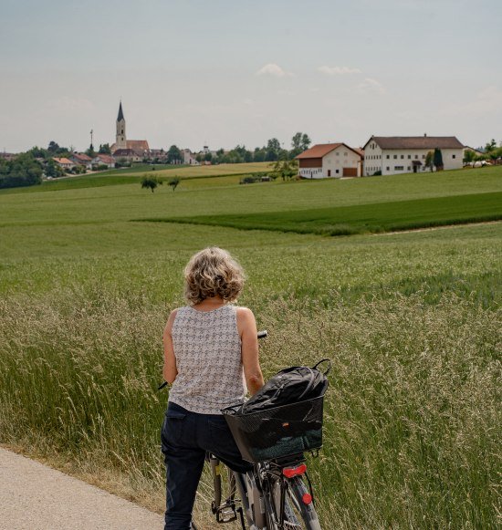 Inn-Salzach Landschaft mit Radfahrerin, © Inn-Salzach Tourismus
