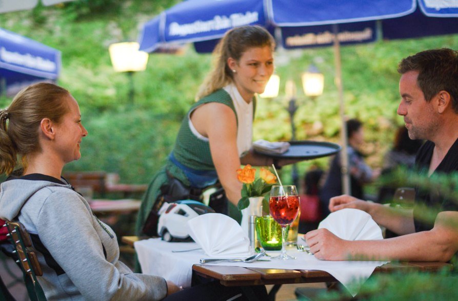 P&auml;rchen wird im Biergarten bedient, &copy; Inn-Salzach Tourismus