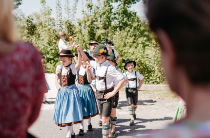 Volkstanzgruppe mit Tracht beim Maibaum aufstellen, &copy; Inn-Salzach Tourismus