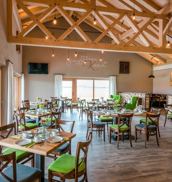 Sitzpl&auml;tze im Hofcafe Unterg&uuml;nzl, &copy; Hofcafe Unterg&uuml;nzl