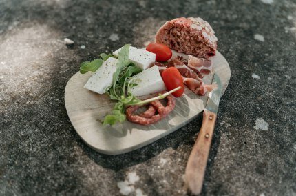 Brotzeit im Umweltgarten Klugham, © Inn-Salzach Tourismus