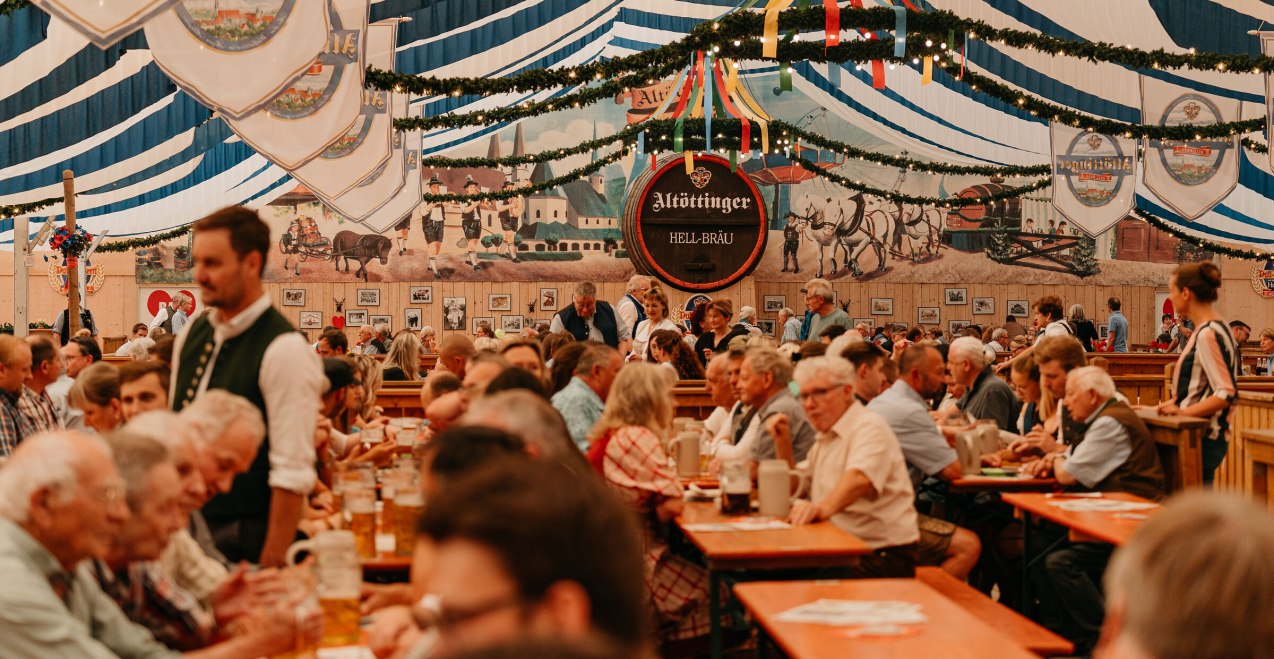 Besucher im Festzelt der Hofdult Altötting, © Inn-Salzach Tourismus
