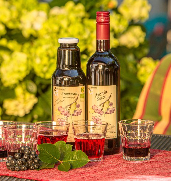 Aroniasaft in Gl&auml;sern und Flaschen, &copy; Inn-Salzach Tourismus