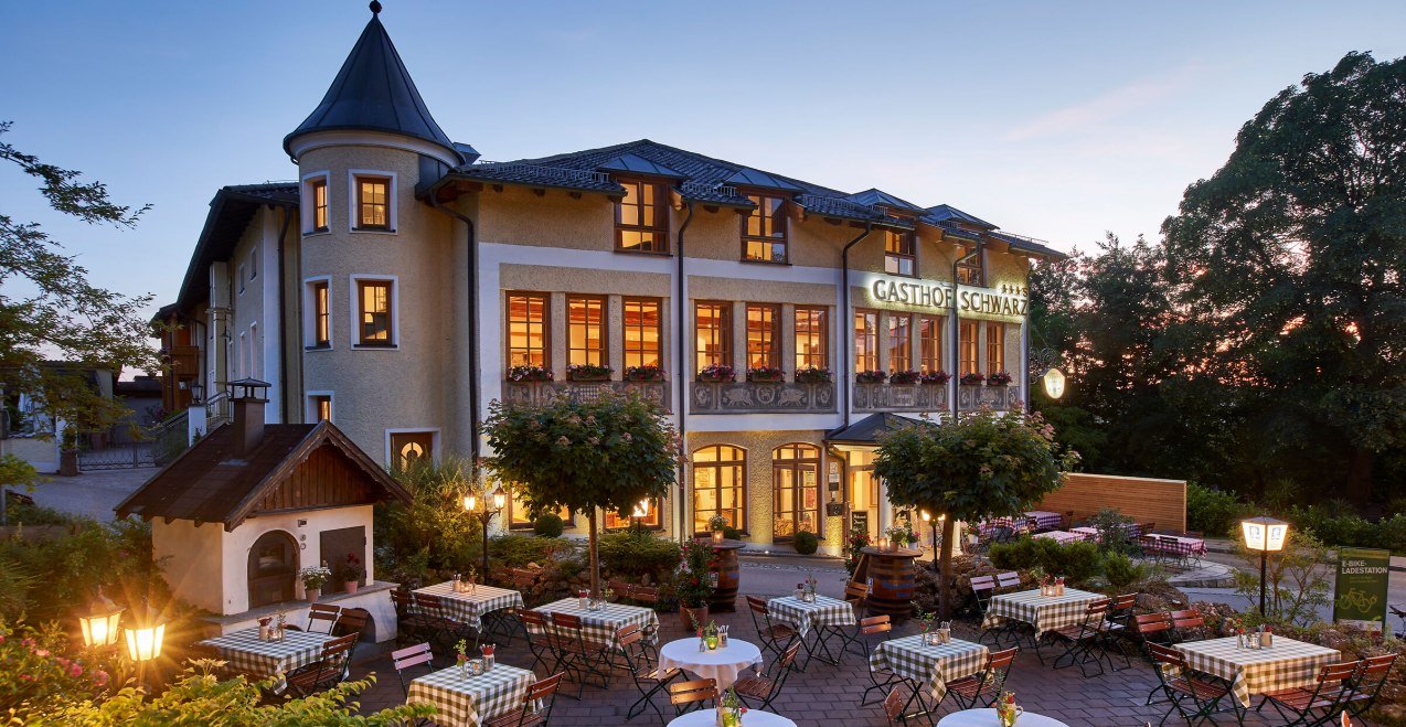 Mehring Gasthof-Schwarz bei D&auml;mmerung, &copy; Gasthof Schwarz
