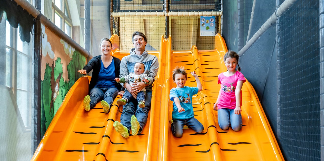 Familie auf einer Riesenrutsche, &copy; Wildfreizeitpark Oberreith