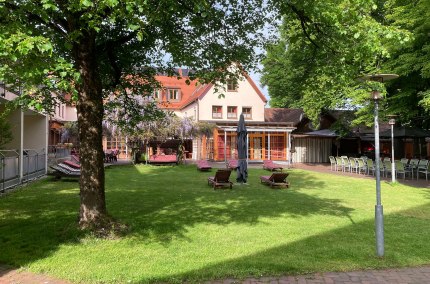 Caritashaus Altötting mit Bäumen, © Caritashaus Altötting