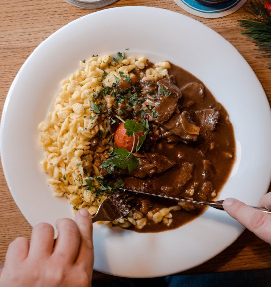 Hirschgeschnetzeltes mit Sp&auml;tzle wird serviert, &copy; Inn-Salzach Tourismus