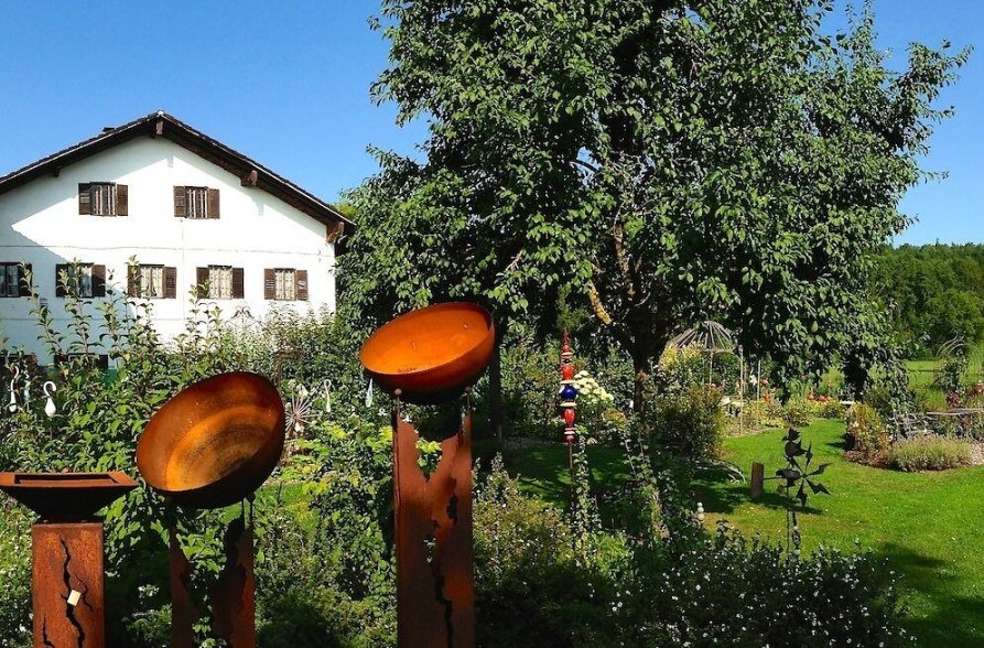 Garten des Moyer Hofs mit Deko, © Moyer Hof