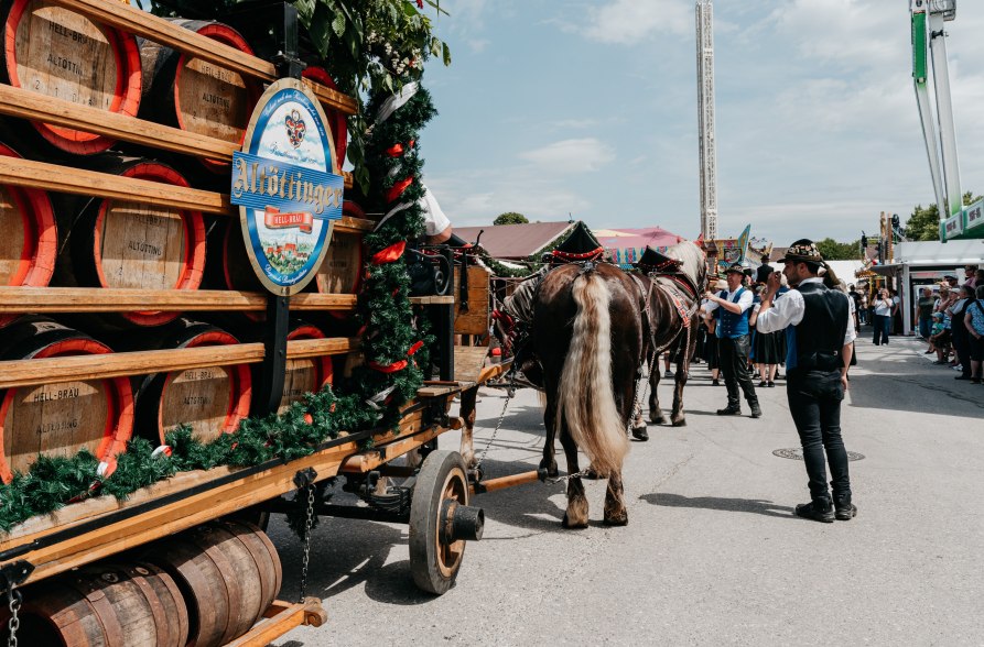 Pferdekutsche mit Bierf&auml;sssern, &copy; Tourismusverband Inn-Salzach