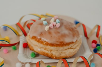 Faschingskrapfen mit Luftschlangen, © Inn-Salzach Tourismus