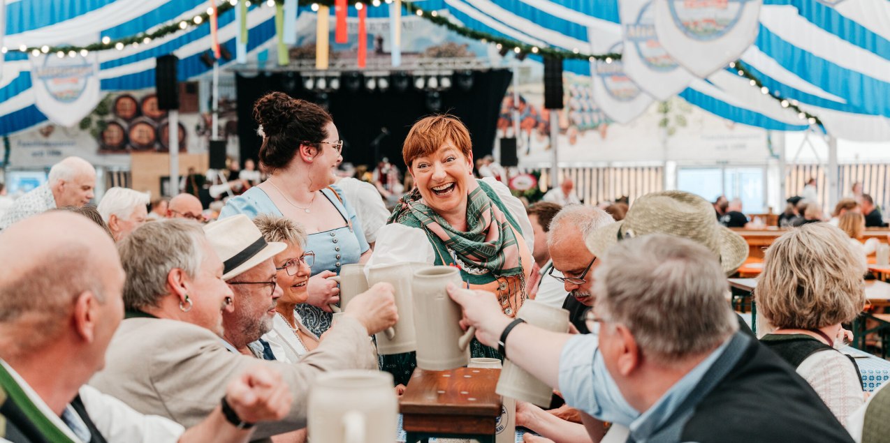 Ansto&szlig;en auf dem Volksfest, &copy; Inn-Salzach Tourismus