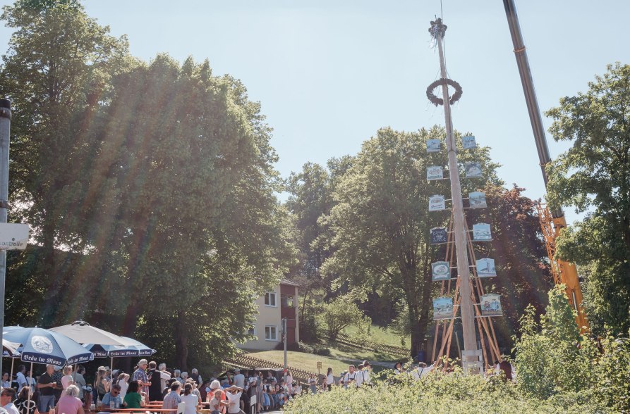 Maibaum aufstellen mit Muskelkraft und Kran, &copy; Inn-Salzach Tourismus