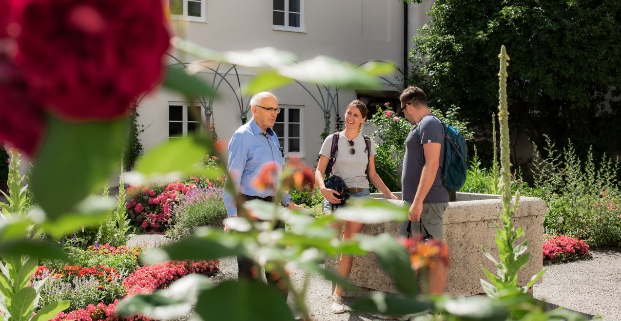 Personen bei einer F&uuml;hrung durch die Kosterg&auml;rtnerei Gars, &copy; Inn-Salzach Tourismus