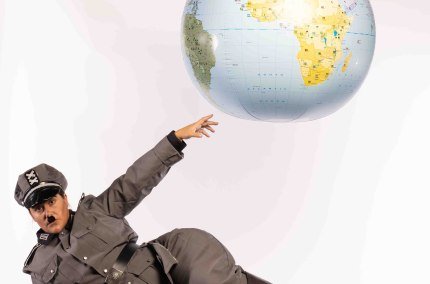 Diktator zeigt liegend auf Erdkugel, &copy; Theater f&uuml;r die Jugend