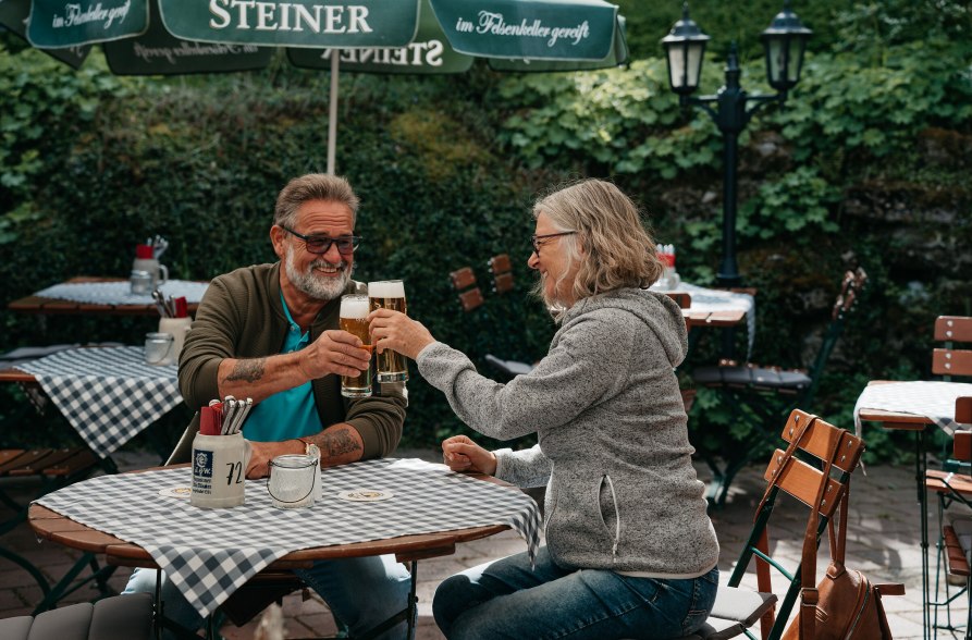 Paar st&ouml;&szlig;t an im Biergarten, &copy; Inn-Salzach Tourismus